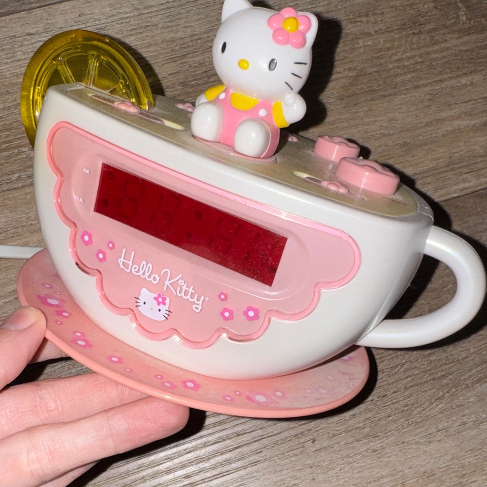VTG Hello Kitty Pink and White Tea Cup-Shaped Alarm Clock